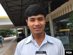 លោក រឿន ភារុណ អ្នកយកព័ត៌មាន​នៃ​គេហទំព័រ​ថ្មីថ្មី និយាយ​ជាមួយ VOA បន្ទាប់ពី​ការពិភាក្សា​លើ​សេចក្តី​ព្រាង​ច្បាប់​ស្តីពី​សិទ្ធិ​ទទួល​បាន​ព័ត៌មាន​ នៅ​ថ្ងៃទី២២ ខែកញ្ញា ឆ្នាំ២០១៦។ (កាន់ វិច្ឆិកា/VOA)