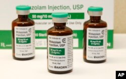 오클라호마 주 오클라호마 시티의 병원 약국에서 '미다졸람' 약물이 든 병이 보인다.