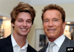 Arnold Svarsenegger o'g'li Patrik bilan ona qishlog'ida. Tal, Avstriya, 8-oktabr 2011