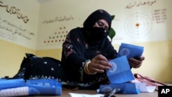 آرشیف: شمارش آرا توسط یک کارمند انتخاباتی افغان