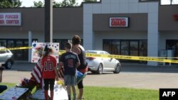 2015年7月16日，田纳西州查塔努加市两处军事设施枪击事件后，包括儿童在内的民众在临时纪念地献花。