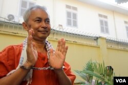 លោក យី សុខសាន្ត មន្រ្តី​ការពារ​សិទ្ធិ​មនុស្ស​សមាគម​អាដហុក​ ដែល​កំពុង​ជាប់ឃុំ​ពាក់ព័ន្ធនឹង​ករណី​រឿង​អាស្រូវ​ផ្លូវ​ភេទ​អនុ​ប្រធាន​គណបក្ស​សង្រ្គោះ​ជាតិ​លោក កឹម សុខា ត្រូវ​សមត្ថកិច្ច​នាំ​ខ្លួន​ទៅ​តុលាការ​កំពូល​នៅ​រាជធានី​ភ្នំពេញ នៅ​ថ្ងៃ​ពុធ ទី២៣ ខែវិច្ឆិកា ឆ្នាំ២០១៦។ (ឡេង ឡែន/VOA)