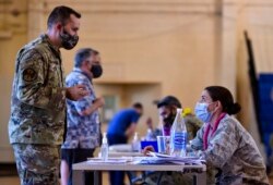Unit medis, Hickam 15th Medical Group, menggelar vaksinasi massal COVID-19 di Pangkalan Gabungan Harbor-Hickam, 9 Februari 2021. (Foto: Departemen Pertahanan AS via AP)