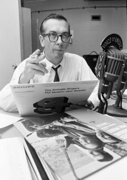 Vilis Konover vodi program "Music USA" u studiju Glasa Amerike u Vašingtonu, 8. septembra 1967.