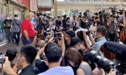 曾健成（紅衣者）表示，支聯會解散是一個痛心的解散，相信歷史會還支聯會一個公道。（美國之音湯惠芸）