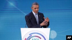 Presiden Barack Obama memberikan sambutan dalam dialog KTT APEC CEO di Manila, Filipina (18/11). 