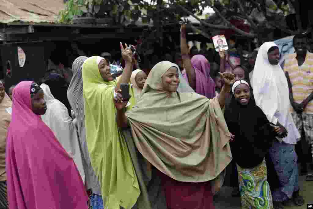 Nigerians celebrate the win of democratically elected president Muhammadu Buhari in Kaduna, April 1, 2015.