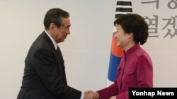 14일 한국 서울에서 고노 요헤이 전 일본 관방장관(왼쪽)을 접견하는 박근혜 한국 대통령 당선인.
