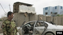 Polisi Irak memeriksa lokasi serangan bom mobil di Baquba, 3 Maret 2010.