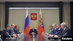 Presiden Rusia Vladimir Putin (C) dalam rapat bersama Anggota Dewan Keamanan di Novo-Ogaryovo, Rusia (29/9). 
