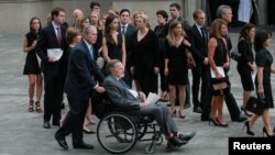 L'ancien président George H.W. Bush, en fauteuil roulant, assiste aux funérailles de son épouse, Barbara Bush, avec son fils, 43e président des États-Unis, George W. Bush, à l'église épiscopale de St. Martin à Houston, 21 avril 2018. 