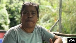 អ្នក​ស្រី អ៊ុក​ ឆាយ៉ាវី​ ប្រធាន​សមាគម​គ្រូបង្រៀន​កម្ពុជា​ឯករាជ្យ​ ផ្តល់​បទ​សម្ភាស​ជាមួយ​វីអូអេ​នៅ​ផ្ទះ​អ្នក​ស្រី​ក្នុង​ស្រុក​កៀនស្វាយ​ ខេត្ត​កណ្តាល​ ថ្ងៃទី​១៨ ខែ​ធ្នូ ឆ្នាំ​២០២០។ (ហ៊ុល រស្មី​/វីអូអេ)