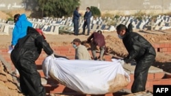 Para petugas di pemakaman dekat kota pesisir Sfax, mengenakan APD saat mengubur jenazah salah satu dari 52 migran Afrika, yang meninggal di laut ketika perahu mereka terbalik di dekat pulau Kerkennah Tunisia, 15 Juni 2020.
(Foto: dok).