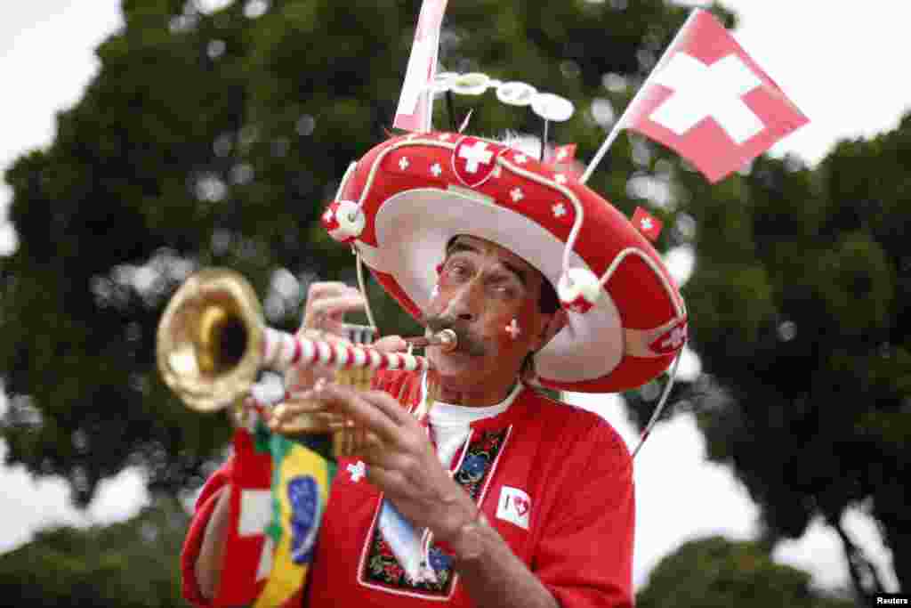 Shveysariya muxlisi Ekvadorga qarshi kechgan o&#39;yin oldidan surnay chalmoqda, Brazilia, 15-iyun, 2014-yil.
