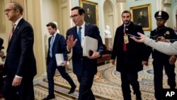 ხაზინის მდივანი სტივენ მნუჩინი (ცენტრში), აშშ-ის სენატში შეხვედრების შემდეგ. 23 ივლისი, 2020.