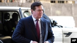 Paul Manafort mantan ketua kampanye Donald Trump tiba di pengadilan federal di Washington, DC 11 Desember lalu (foto: dok). 