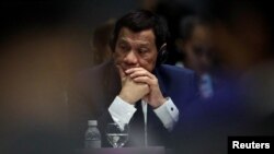 Presiden Filipina Rodrigo Duterte menghadiri KTT ASEAN Plus Three (APT) di Singapura (15/11).