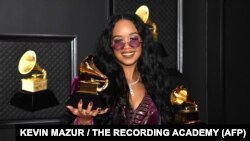 H.E.R peraih penghargaan Grammy untuk Lagu R&B Terbaik dan Lagu Terbaik Tahun Ini berfoto dengan piala Grammy dalam malam penghargaan Grammy di Los Angeles Convention Center, Minggu, 14 Maret 2021, di Los Angeles, California. (Foto: Kevin Mazur / The Recording Academy / AFP)