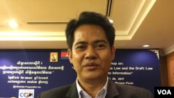 លោក សាន ពុទ្ធារី​ ទីប្រឹក្សា និង​ជាប្រធាន​នាយកដ្ឋាន​សោតទស្សន៍​​នៃ​​ក្រសួង​ព័ត៌មាន ប្រាប់អ្នកសារព័ត៌មាន ក្នុង​​សិក្ខាសាលា​​ស្តីពីការប្រៀបធៀបច្បាប់របបសារព័ត៌មាន និងសេចក្តីព្រាងច្បាប់ស្តីពីសិទ្ធិទទួលបានព័ត៌មាន នៅ​ថ្ងៃទី​២៦ ខែ​មេសា ឆ្នាំ​២០១៧។ (កាន់ វិច្ឆិកា/VOA) 