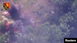 دود از تجهیزات روسی که توسط نیروهای ضدحمله اوکراینی در نزدیکی باخموت نابود شده است - ۹ ژوئن ۲۰۲۳ (۱۹ خرداد ۱۴۰۲)