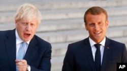 资料照片：英国首相约翰逊和法国总统马克龙上星期四（8-22-2019）。