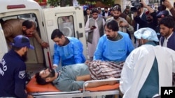 巴基斯坦医护人员和志愿者把马斯通镇一名炸弹爆炸受害者送往奎达一家医院。（2024年11月1日）