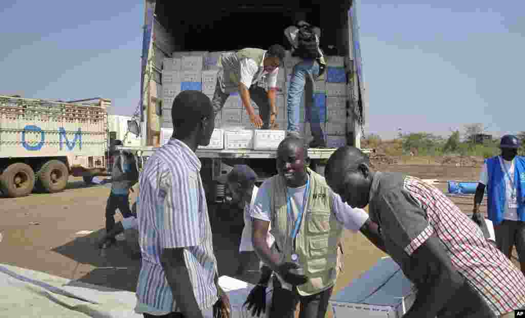 남수단에 긴급식량 구호를 지원하는 세계식량계획 관계자들이 24일 유엔 대피소에 구호품을 내려놓고 있다.