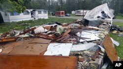Débris de maisons ambulantes endommagées en Caroline du nord
