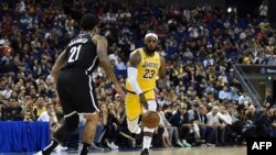 LeBron James des Los Angeles Lakers face à Wilson Chandler des Brooklyn Nets, Chine, le 19 octobre 2019.