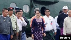 Myanmar's de facto leader Aung San Suu Kyi arrives at Sittwe airport after visiting Maungdaw in the country's Rakhine state, Nov. 2, 2017.