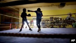 Beatrice Kipp, 13, kanan, sedang berlatih dengan Timmy Sellars, 14, di Blackfeet Native Boxing Club di Blackfeet Indian Reservation di Browning, Montana., 14 Juli 2018. (Foto: AP/David Goldman)