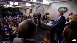 លោក​ប្រធានាធិបតី ដូណាល់ ត្រាំ ថ្លែង​នៅ​ក្នុង​សន្និសីទ​កាសែត​អំពី​មេរោគ​កូរ៉ូណា​វីរុស​នៅ​ក្នុង​សេតវិមាន កាលពី​ថ្ងៃទី១៥ ខែមីនា ឆ្នាំ២០២០ ក្នុង​រដ្ឋធានី​វ៉ាស៊ីនតោន។