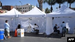 តង់​សម្រាប់​ធ្វើ​តេស្ត​រក​ជំងឺ​កូវីដ១៩ នៅ​ក្រុង Los Angeles រដ្ឋកាលីហ្វ័រញ៉ា ថ្ងៃ​ទី១០ ខែសីហា ឆ្នាំ​២០២០។ 