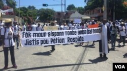 Haitian journalists, joined by supporters, march in Port-au-Prince, Haiti, Sunday to demand justice for their murdered colleague, Petion Rospide, June 16, 2019. (M. Vilme/VOA Creole)