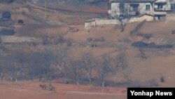 26일 북한 황해북도 개풍군 주민들이 소 달구지 등으로 이동하고 있다. 경기도 파주시 오두산 통일전망대에서 바라본 모습. 앞서 25일 유엔 안전보장이사회에 제출된 대북 제재 결의안 초안은 무기·화물·광물·금융 등 다양한 분야에 걸친 강력한 제재로 알려졌다.