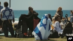 Warga Israel merayakan Hari Kemerdekaan di Tel Aviv hari Selasa (14/5) di tengah konflik dengan Hamas di Gaza. 