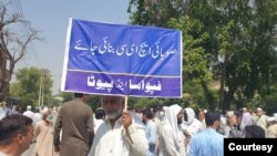 د پیښور پوهنتون د استاذانو د اتحادیې صدر پروفیسر فضل ناصر وایي بهر سړکونو ته د وتلو فېصله یې ډیره په مجبورۍ کړې ځکه چې ویې لیدل حکومت نه خو د دوی ستونزو ته سنجیده دی او نه یې ستونزې هوارول غواړي