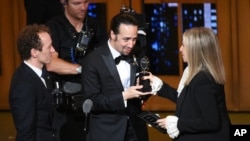 Barbra Streisand (kanan) memberikan penghargaan musikal terbaik kepada Lin-Manuel Miranda dari "Hamilton" (12/6) di Beacon Theatre, New York.