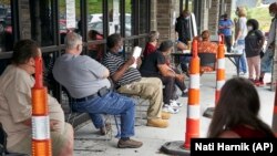 Para pencari kerja duduk menjaga jarak menunggu di kantor tenaga kerja Heartland Workforce Solutions di Omaha, Nebraska, 15 Juli 2020. (Foto: AP)