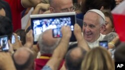 Pope Francis arrives for an audience to Parish groups promoting evangelization, in the Paul VI hall at the Vatican, Saturday, Sept. 5, 2015. (AP Photo/Riccardo De Luca)