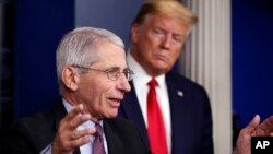 Doktor Entoni Fauči i predsednik Donald Tramp na konferenciji za novinare u Beloj kući 