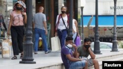 Warga mengenakan masker di jalanan kota Dora, Lebanon di tengah pandemi Covid-19 (foto: ilustrasi). 