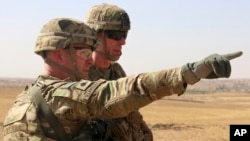 Lt. Col. Ed Matthaidess, commandant de la Task Force américaine Falcon, à gauche, en Irak et en Syrie, 10 octobre 2016.