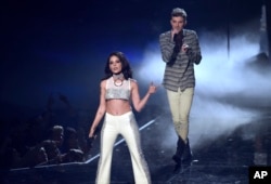 Andrew Taggart of The Chainsmokers, right, and Halsey perform at the MTV Video Music Awards at Madison Square Garden on Aug. 28, 2016, in New York.