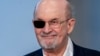 Penulis Salman Rushdie menunggu awal konferensi pers di Pameran Buku di Frankfurt, Jerman, Jumat, 20 Oktober 2023. (Foto: AP)