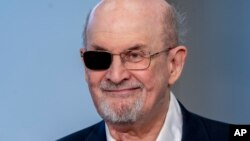 Penulis Salman Rushdie menunggu awal konferensi pers di Pameran Buku di Frankfurt, Jerman, Jumat, 20 Oktober 2023. (Foto: AP)