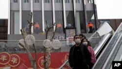 រូបឯកសារ៖ ពលរដ្ឋពាក់ម៉ាសដើរទិញឥវ៉ាន់នៅតំបន់ហាងទំនិញមួយក្នុងក្រុងវូហាន ខេត្តហ៊ូបៃ ប្រទេសចិន កាលពីថ្ងៃទី០២ ខែមេសា ឆ្នាំ២០២០។ 