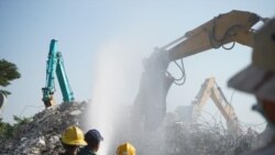 រូបឯកសារ​៖ ប្រតិបត្តិការជួយសង្រ្គោះជនរងគ្រោះជាប់នៅក្នុងបំណែកអគារដែលបានរលំនៅក្រុងកែប​ ខេត្តកែប នាថ្ងៃអាទិត្យ ទី០៥ ខែមករា ឆ្នាំ២០២០។ (ខាន់ សុគុំមនោ/វីអូអេ)