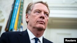 时任美国贸易代表罗伯特·莱特希泽(Robert Lighthizer)在白宫椭圆形办公室会见巴林王储萨勒曼·本·哈马德·阿勒哈利法(Salman bin Hamad Al Khalifa) （资料照片：2019年9月16日）