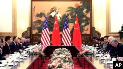 중국을 방문한 조 바이든 미국 부통령이 (오른쪽 2번째) 4일 베이징 인민대회당에서 시진핑 중국 국가주석(왼쪽 3번째)와 회담했다.